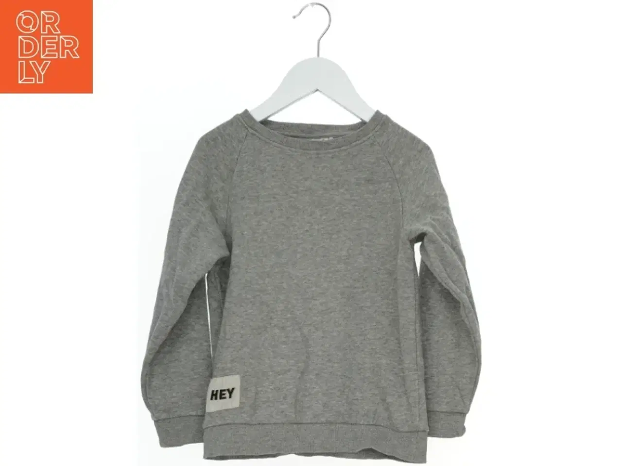 Billede 1 - Grå sweatshirt med &#39;HEY&#39; tryk fra Name It (str. 116)