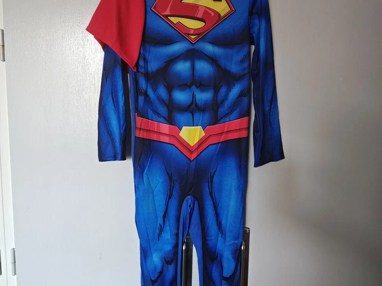 Billede 1 - UBRUGT Superman Kostume  str. 140 8-10år