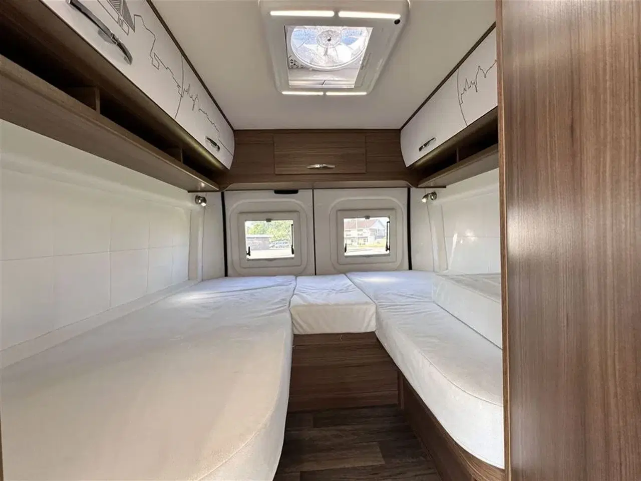 Billede 10 - 2021 - Bravia 636 140 Hk Edition 30   Campervan med langsgående senge og god indretning Kørt 20,500 Km.
