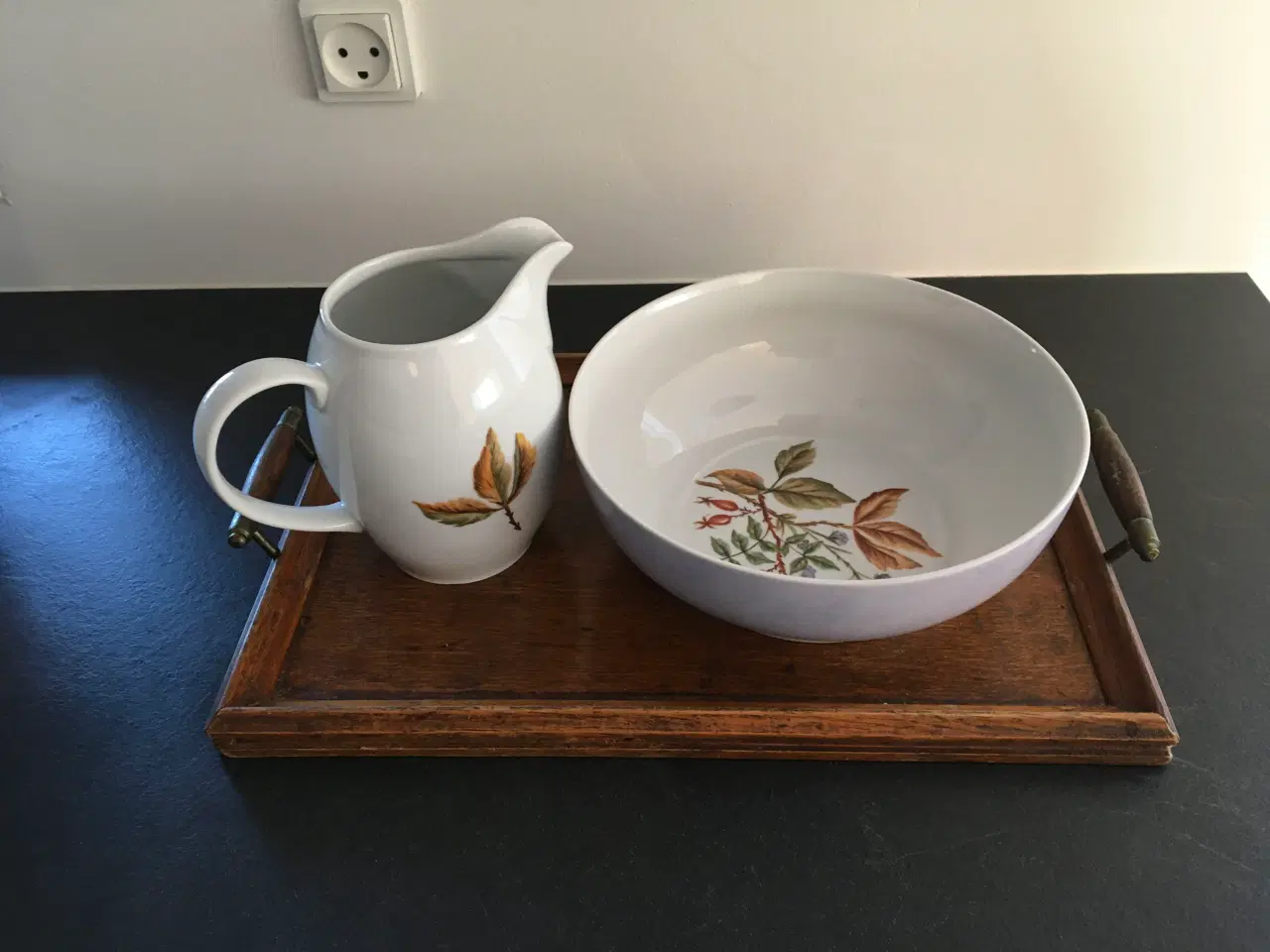 Billede 1 - Håndmalet skål og kande  i porcelæn med flot motiv