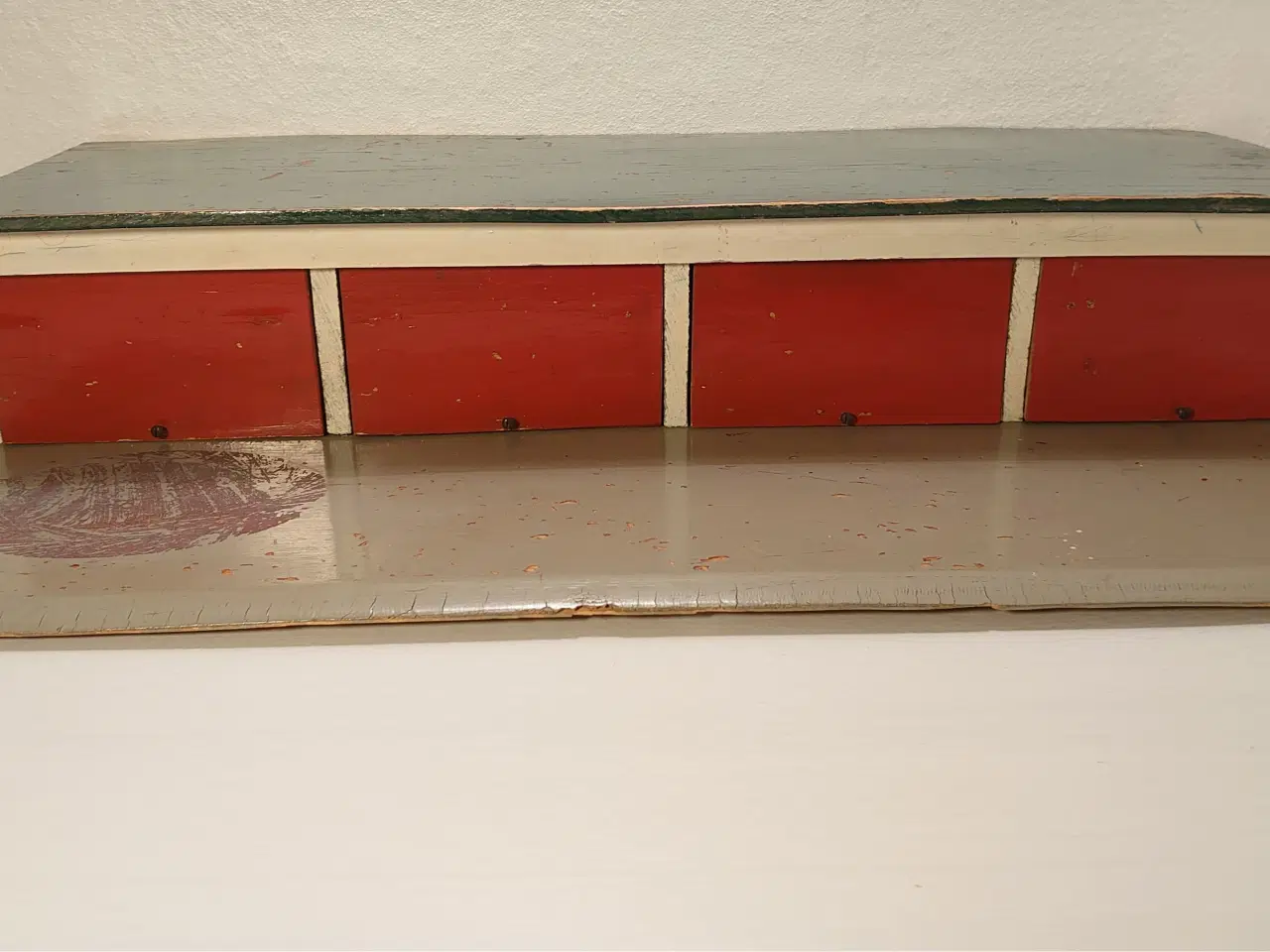 Billede 1 - Stor gammel trægarage m. 4 vippeporte. Ca 1950
