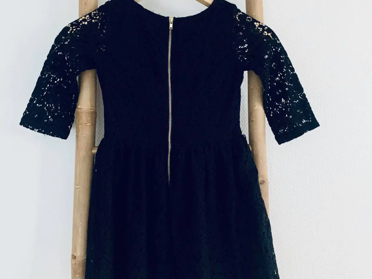 Billede 2 - H&M broderi anglaise kjole, str. 134