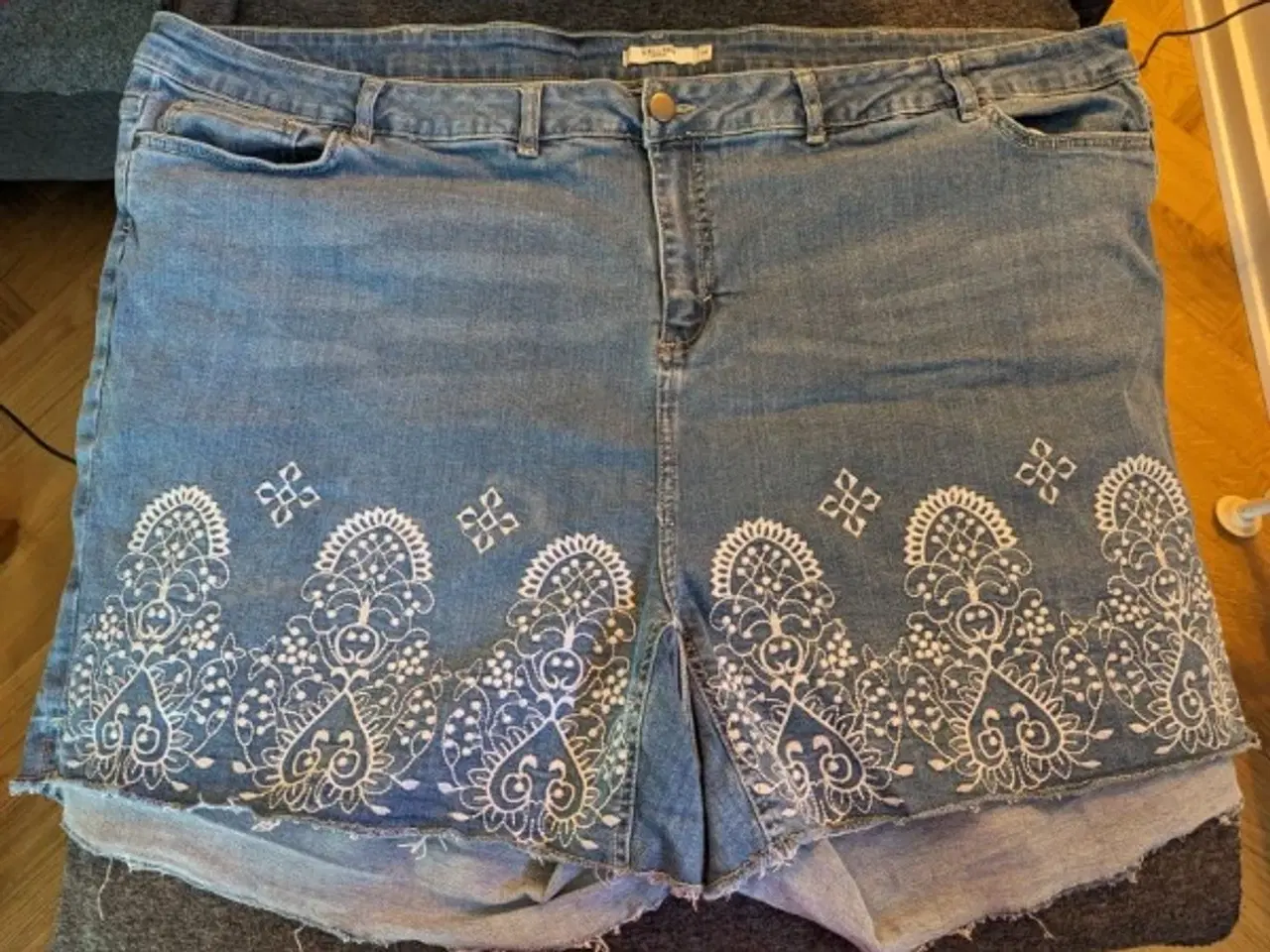 Billede 1 - 2 Par virkelig lækre Jeansshorts sælges