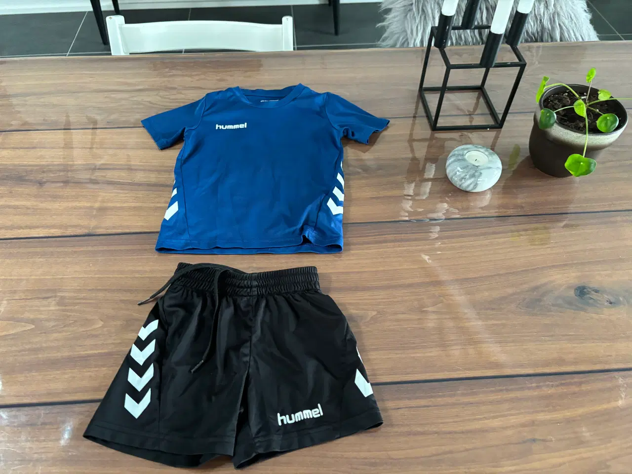 Billede 5 - Hummel træningssæt str 104