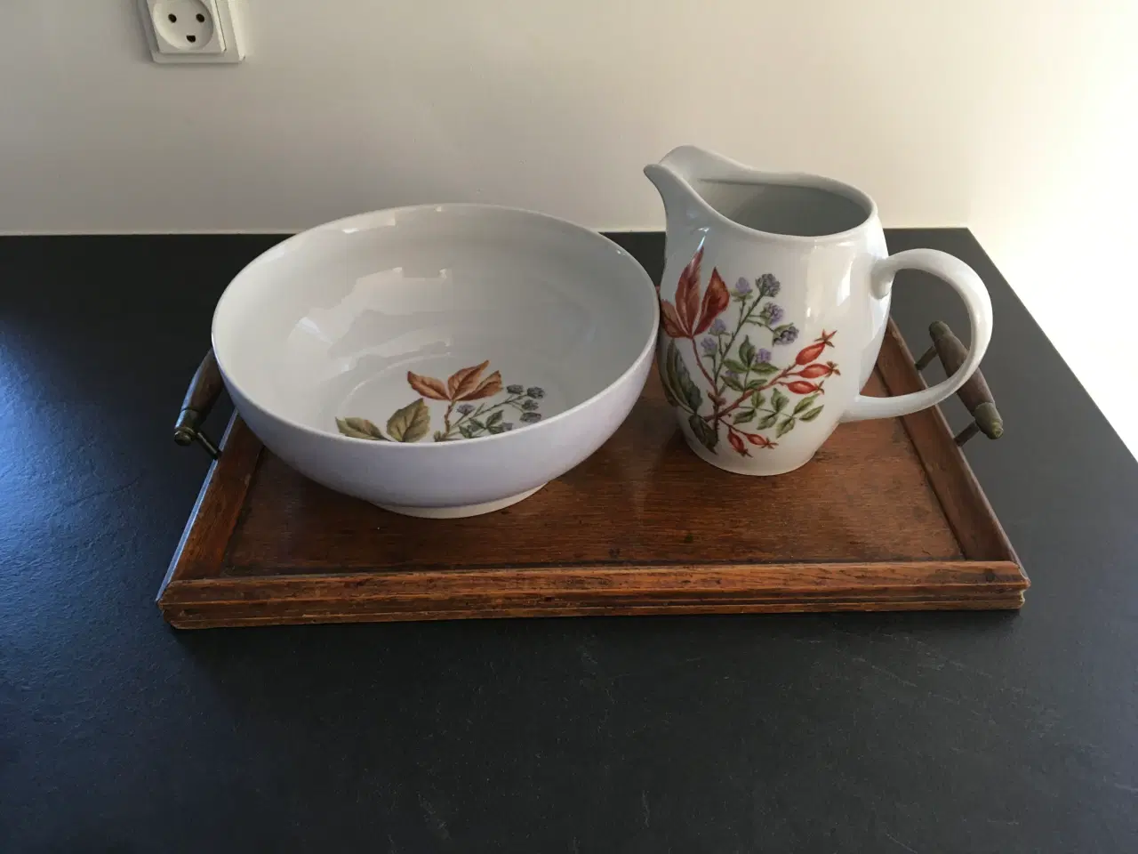 Billede 6 - Håndmalet skål og kande  i porcelæn med flot motiv