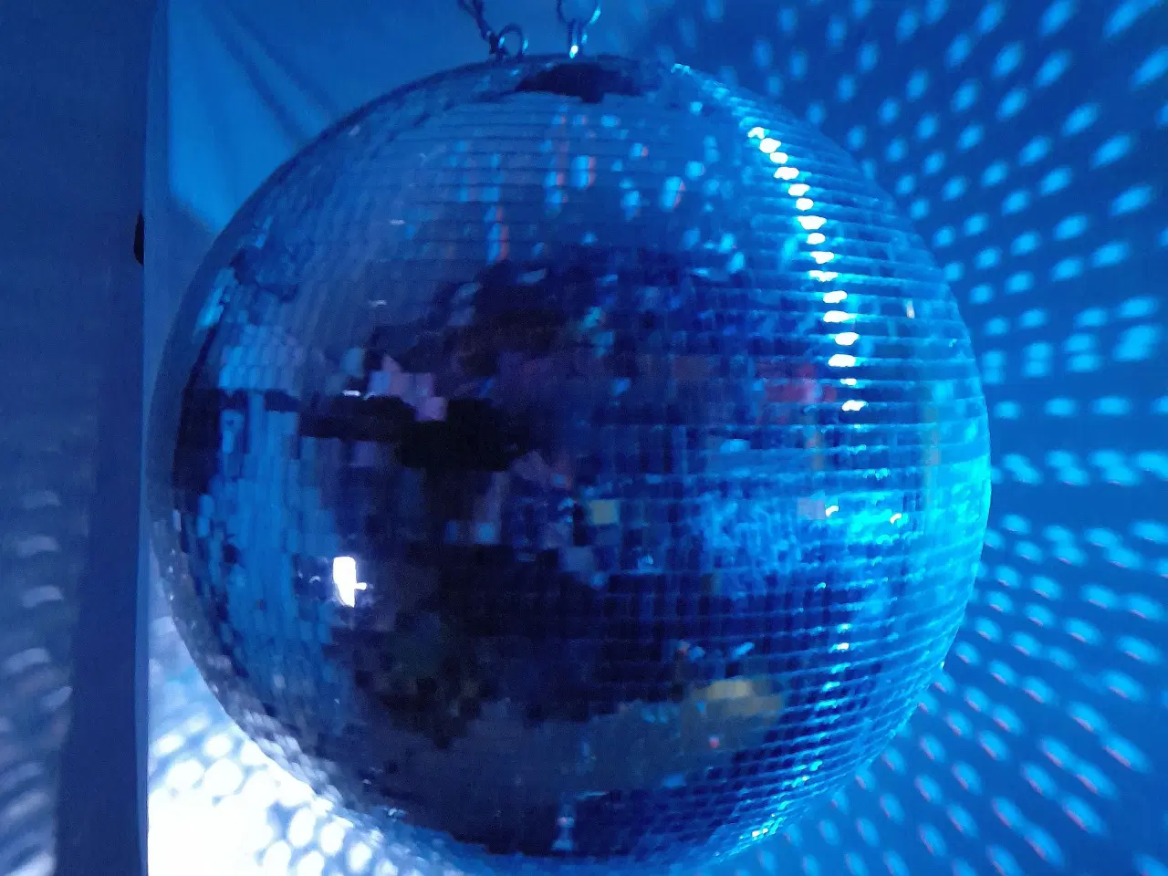 Billede 1 - Udlejes – 50cm. DISCOKUGLE, SPEJLKUGLE, MIRRORBALL