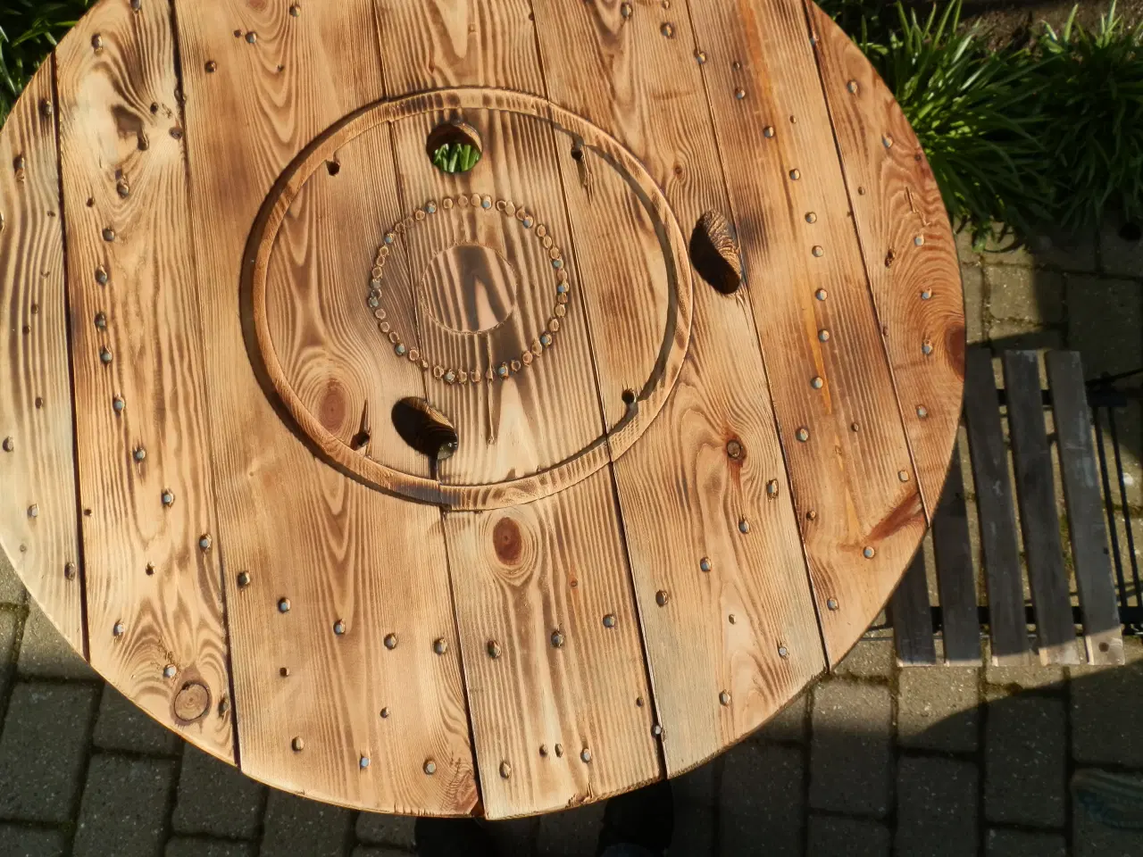 Billede 4 - Kabeltromle Bord med Støbejernsfod og 2 stole