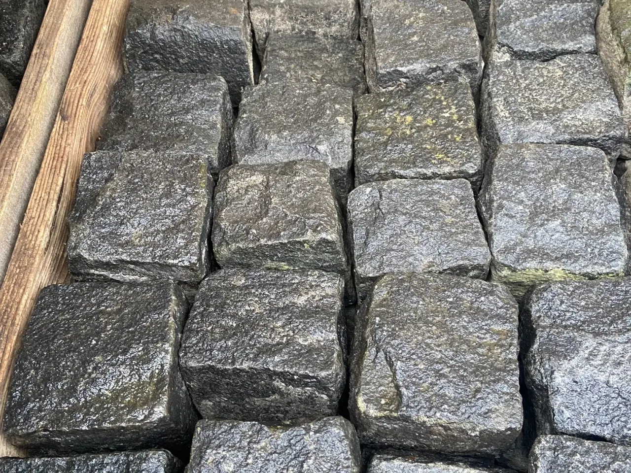 Billede 1 - 3360 Sorte granit chaussesten ca, 10x10 cm.