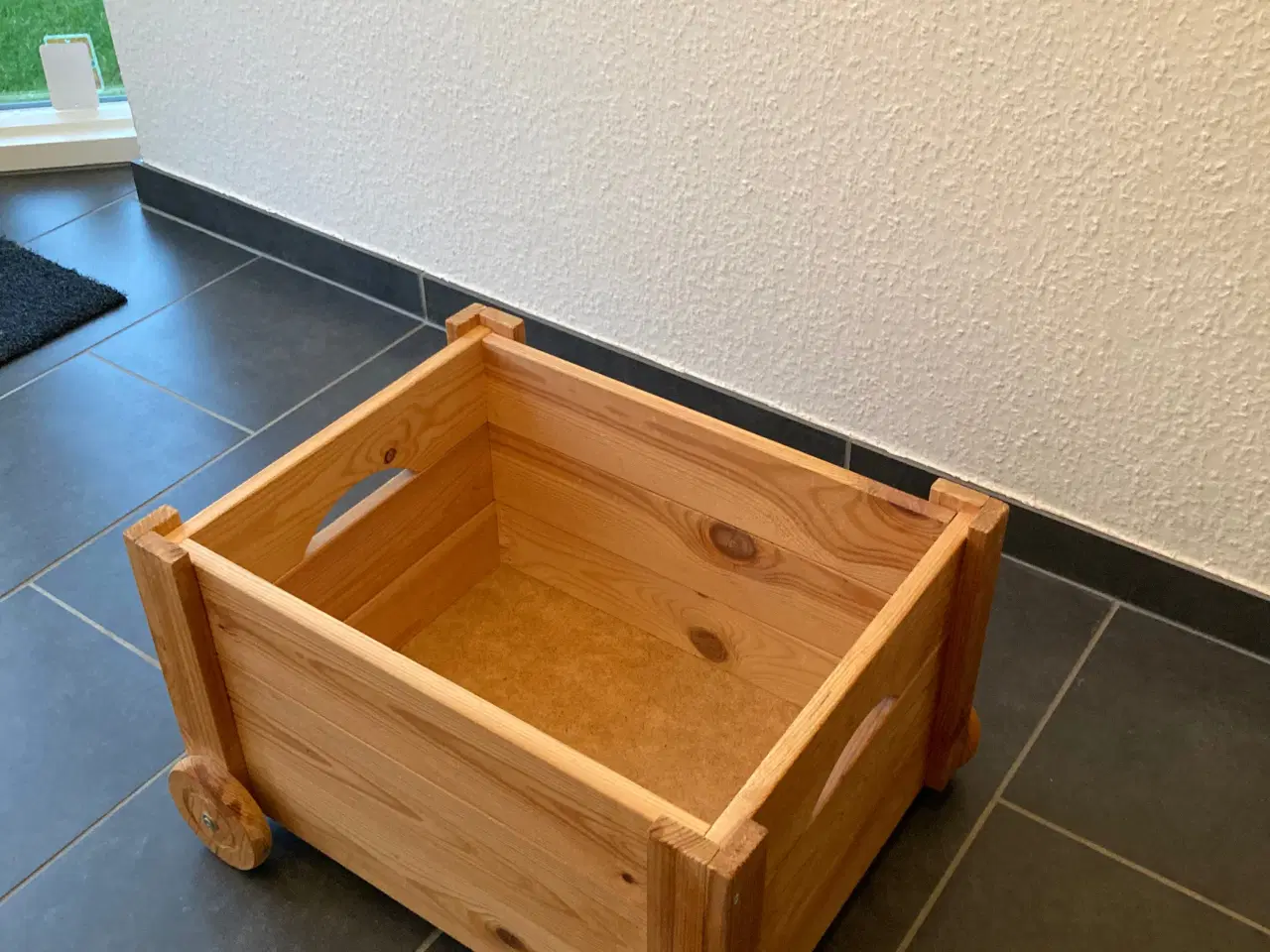 Billede 2 - Træ legekasse på hjul til opbevaring