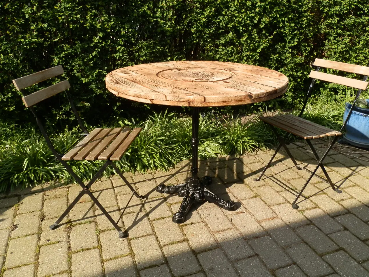 Billede 1 - Kabeltromle Bord med Støbejernsfod og 2 stole