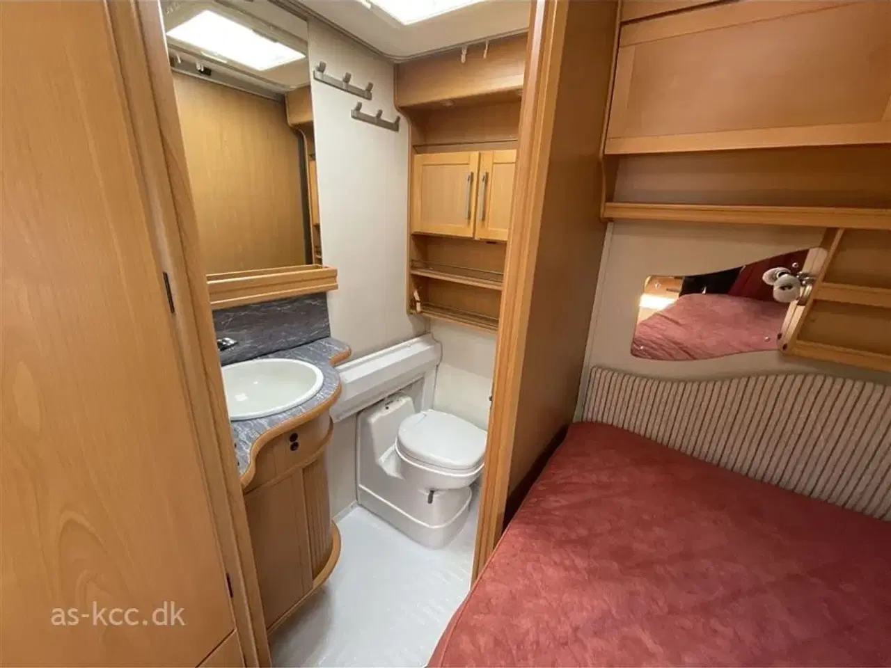 Billede 5 - 2007 - Kabe Royal 560 XL KS   Kabe Royal 560 XL KS årg. 2007 incl.Kampa lufttelt ,mover,DuoControl, solceller. 4 sovepladser, 6 siddepladser.