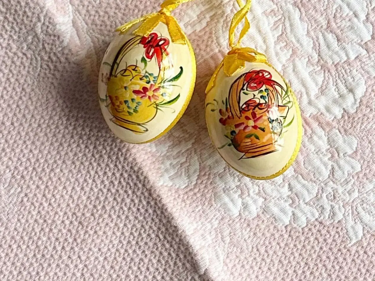Billede 3 - Håndmalede æg m gult bånd, 2 stk samlet