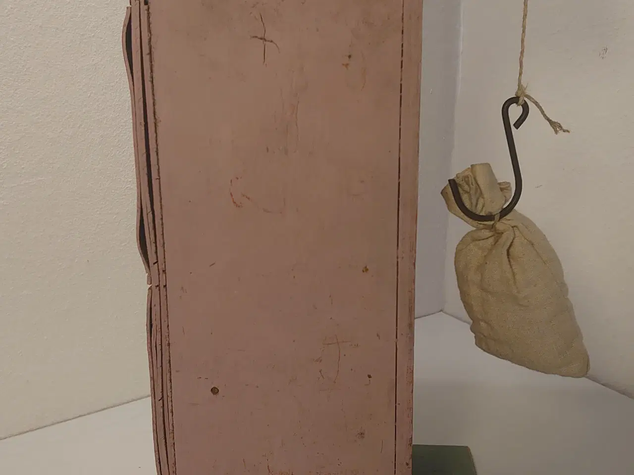 Billede 3 - Gammelt træ pakhus med håndsving og kornsæk.