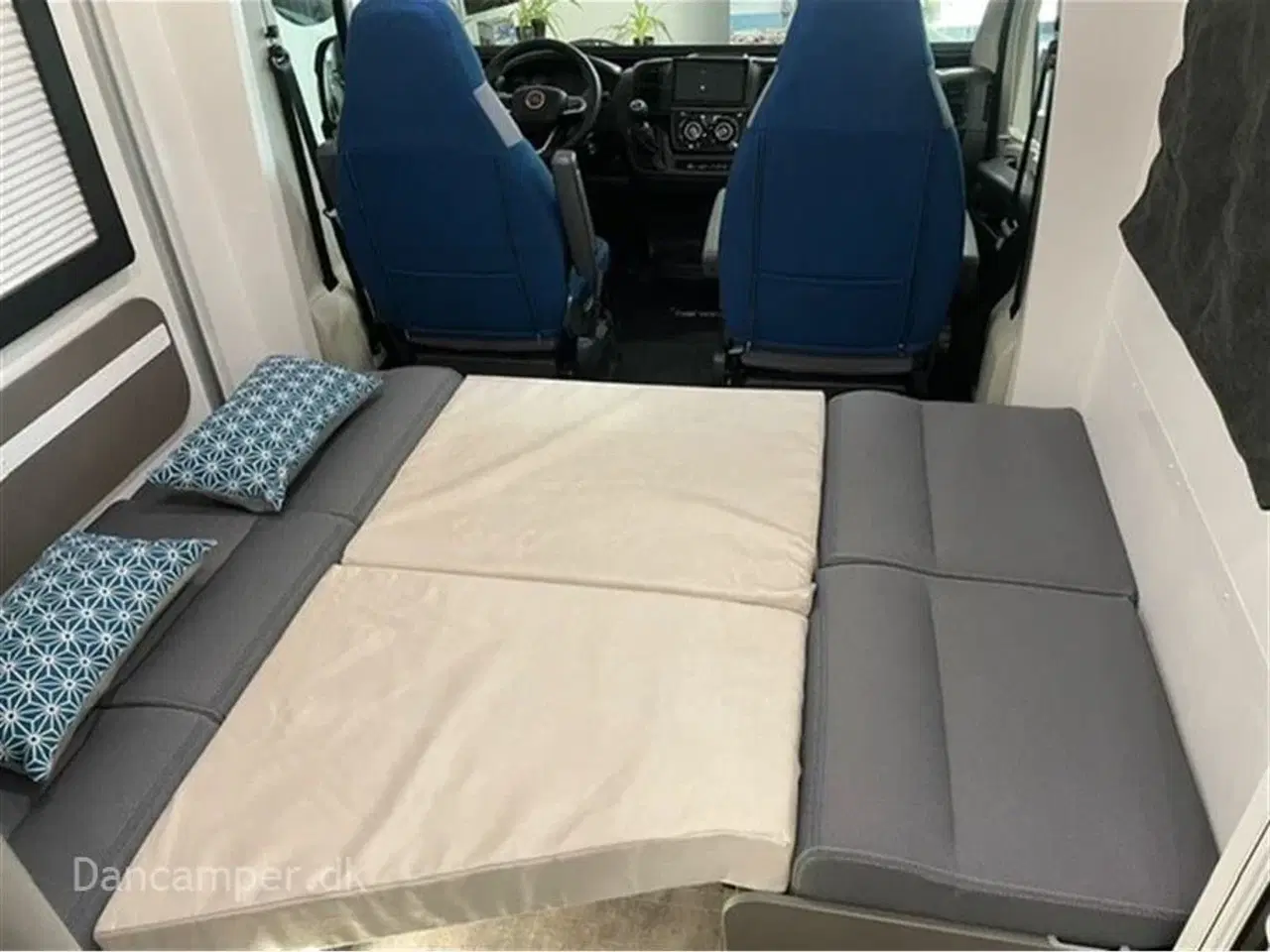 Billede 24 - 2024 - Chausson X650 Exclusive line   Unik cross-over model! Camper med stor Lounge og siddegruppe, sænkeseng, stor garage, Artic-, Connect-, Tilbehørs- og Safetypakke,