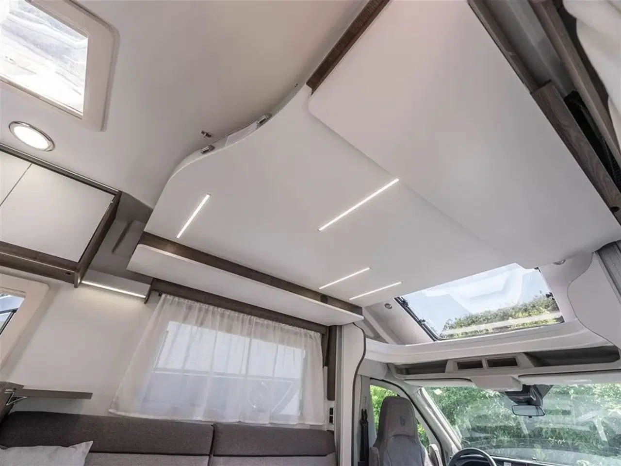 Billede 6 - 2025 - Benimar Tessoro 488 SELECT   Rummelig camper med face-to-face siddegruppe
