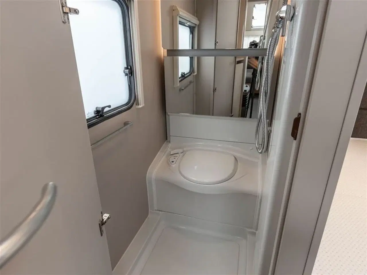 Billede 9 - 2021 - Adria Adora 472 UP   Med fuld automatisk mover og Dometic Ace Air Pro 400 lufttelt.