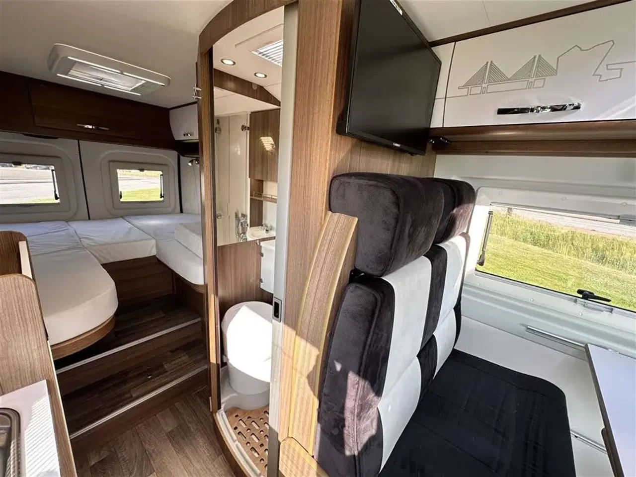 Billede 17 - 2021 - Bravia 636 140 Hk Edition 30   Campervan med langsgående senge og god indretning Kørt 20,500 Km.