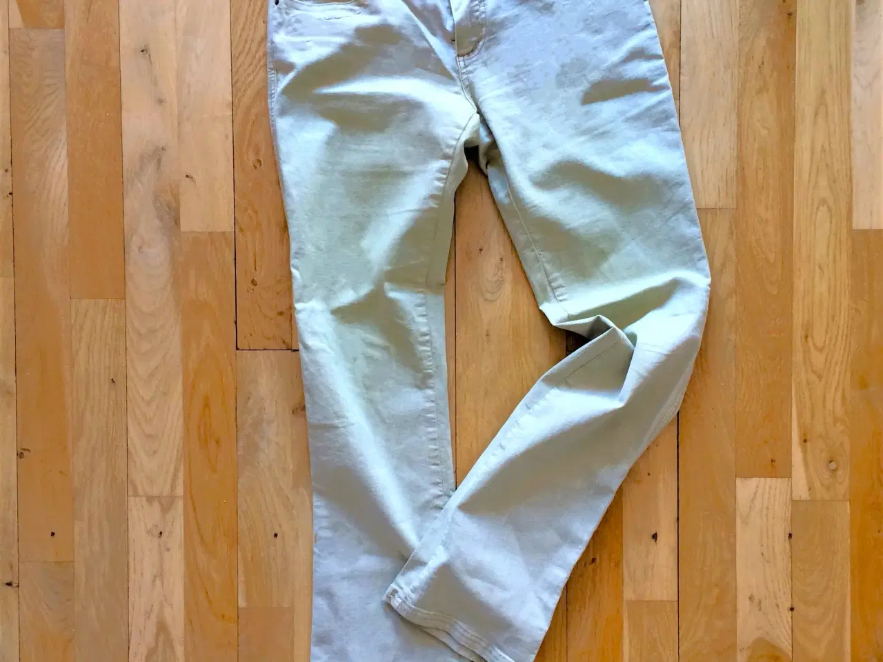 Billede 1 - LYSE JEANS med fint broderi
