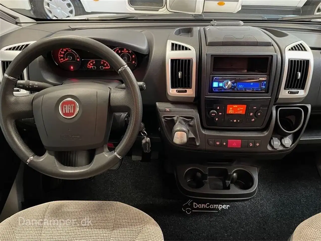 Billede 18 - 2020 - Hymer Tramp CL 698   Fiat Hymer T 698 CL QB, interiør med look af kirsebærtræ, flot, 150 Hk og automatgear. Kun kørt 9.700 km