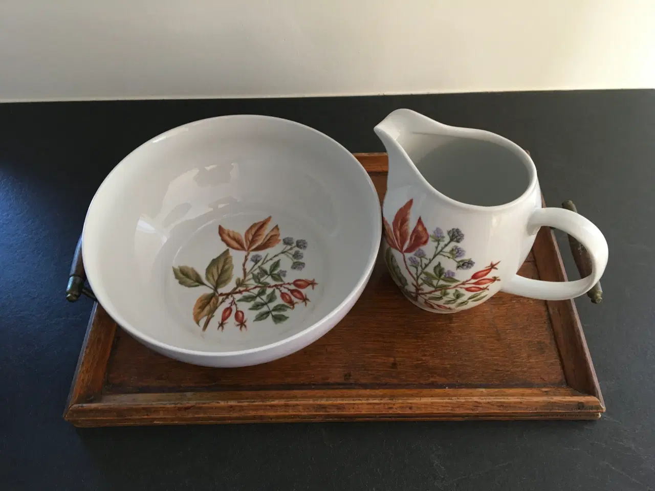 Billede 5 - Håndmalet skål og kande  i porcelæn med flot motiv