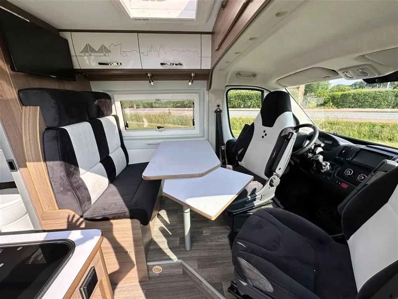Billede 6 - 2021 - Bravia 636 140 Hk Edition 30   Campervan med langsgående senge og god indretning Kørt 20,500 Km.