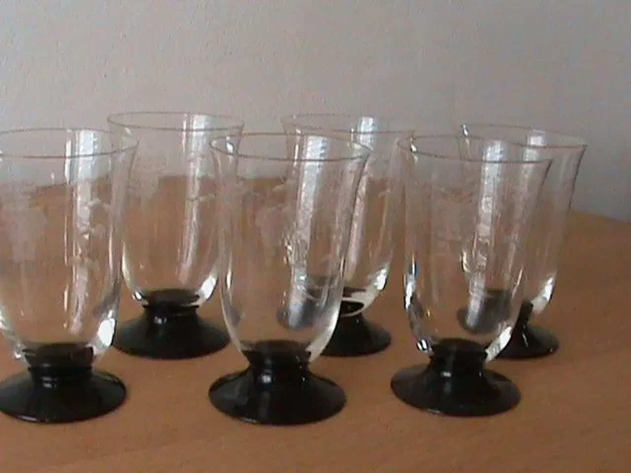 Billede 1 - Drikkeglas med sort fod