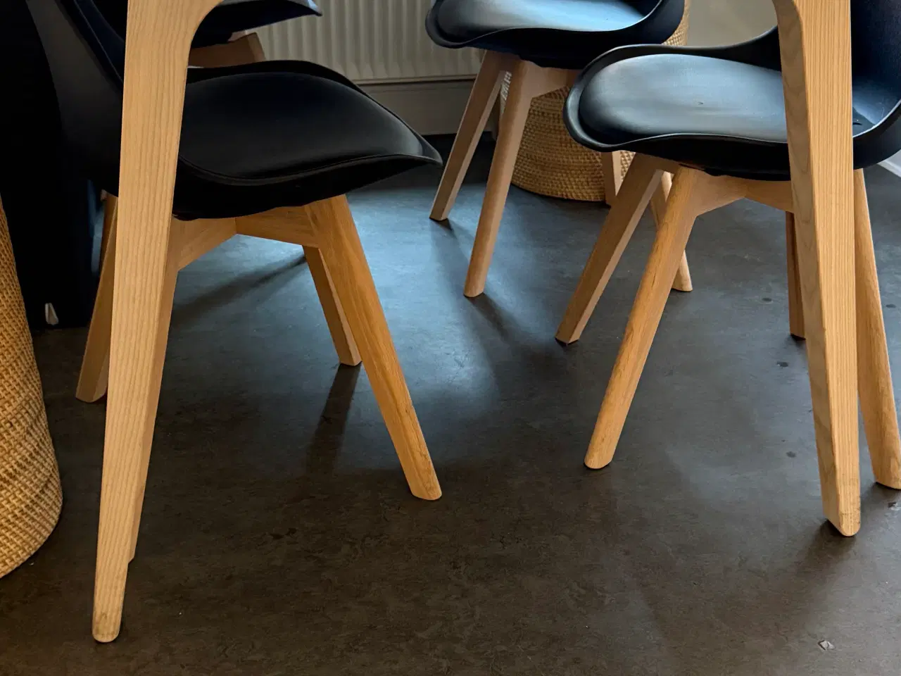 Billede 2 - Spisebord og 4 stole, som nye, sælges. 
