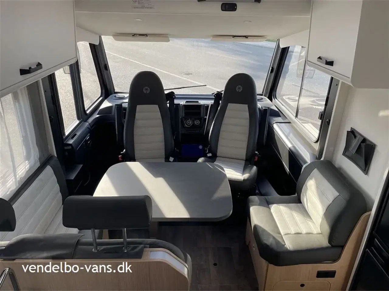 Billede 11 - 2024 - SunLight I 69 L Adventure Edition   Integreret Adventure Edition med fritstående Queens Bed over garagen