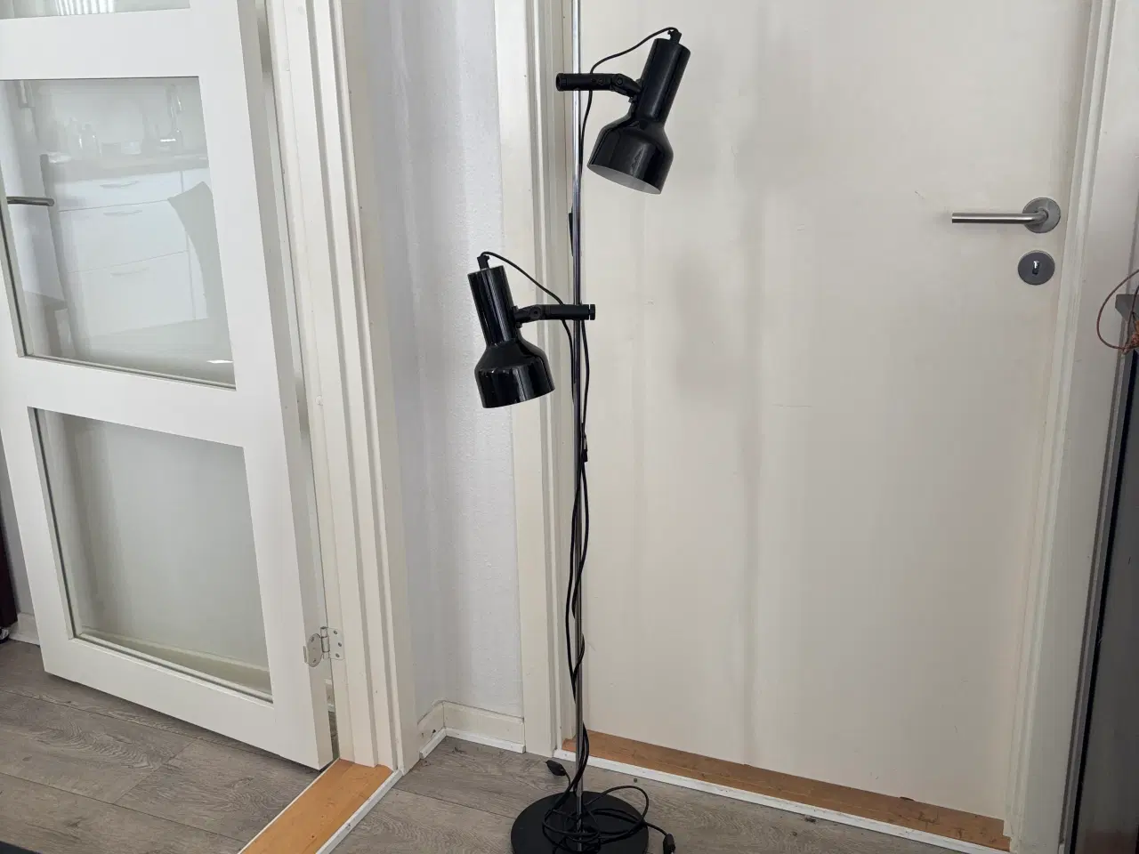 Billede 1 - Standerlampe med 2 lamper, sort