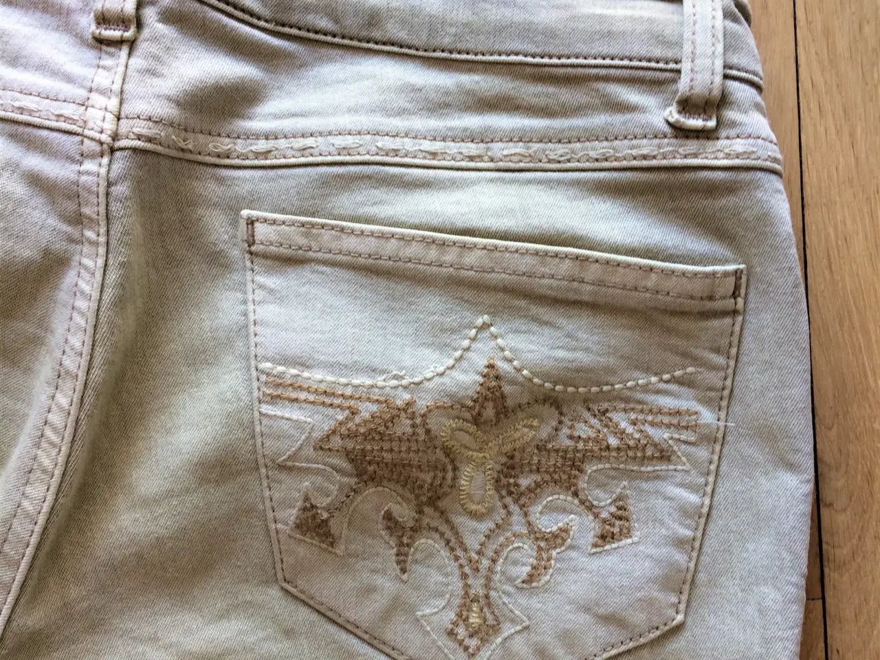 Billede 4 - LYSE JEANS med fint broderi