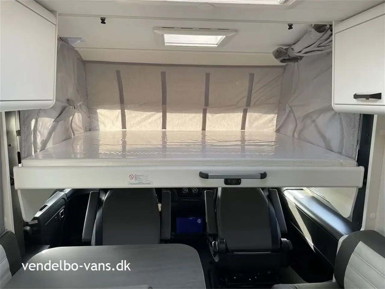 Billede 10 - 2024 - SunLight I 69 L Adventure Edition   Integreret Adventure Edition med fritstående Queens Bed over garagen