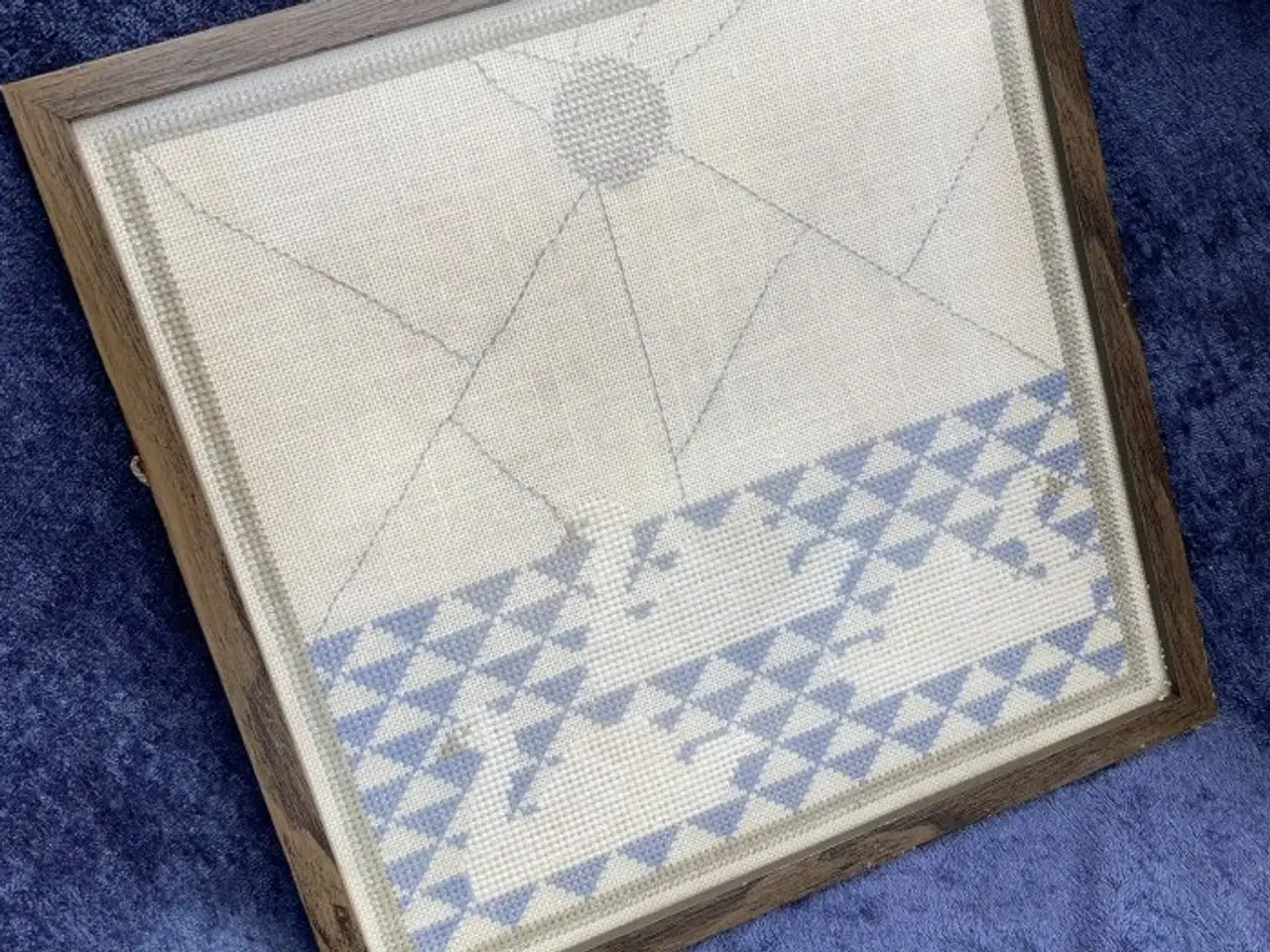 Billede 1 - Korsstingsbroderi i ramme – 23 x 23 cm