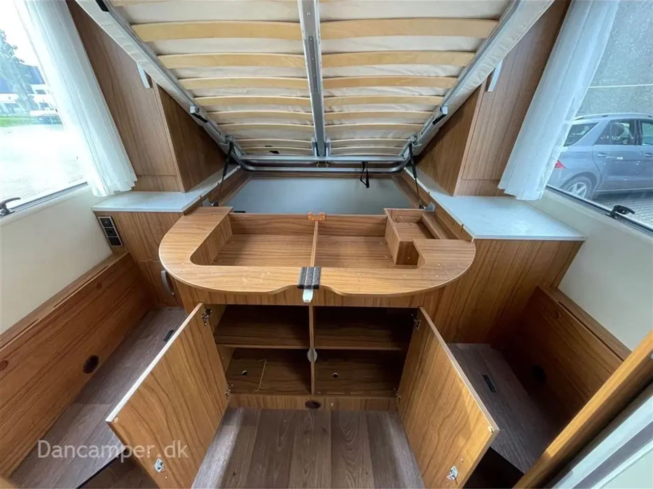 Billede 13 - 2020 - Hymer Tramp CL 698   Fiat Hymer T 698 CL QB, interiør med look af kirsebærtræ, flot, 150 Hk og automatgear. Kun kørt 9.700 km