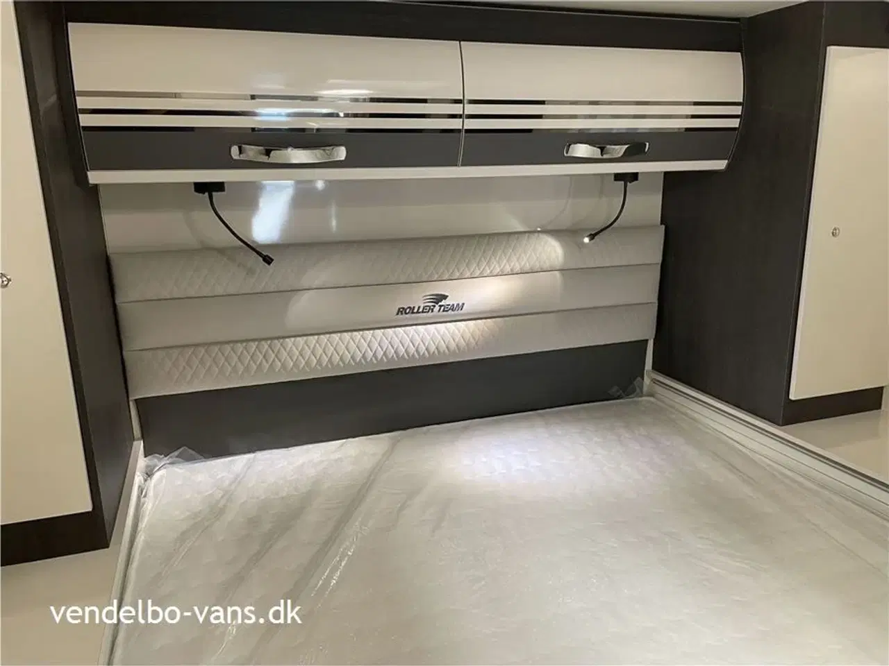 Billede 12 - 2023 - Rollerteam Kronos 265TL Comfort Power Selekt   Elektrisk justerbar fritstående dobbeltseng i bag og el-seng under loftet over siddegruppen - 5 S. selepladser