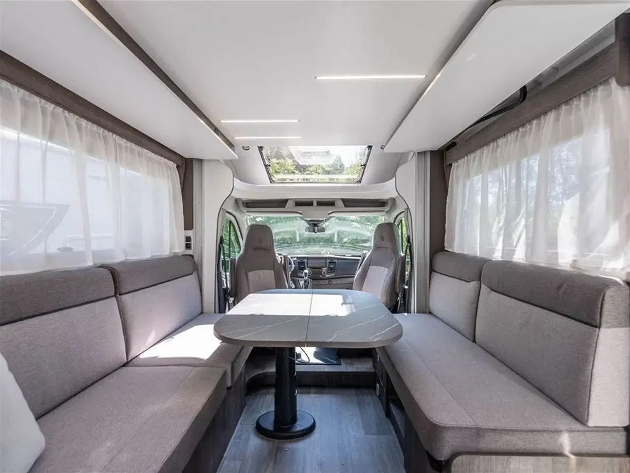 Billede 10 - 2025 - Benimar Tessoro 488 SELECT   Rummelig camper med face-to-face siddegruppe
