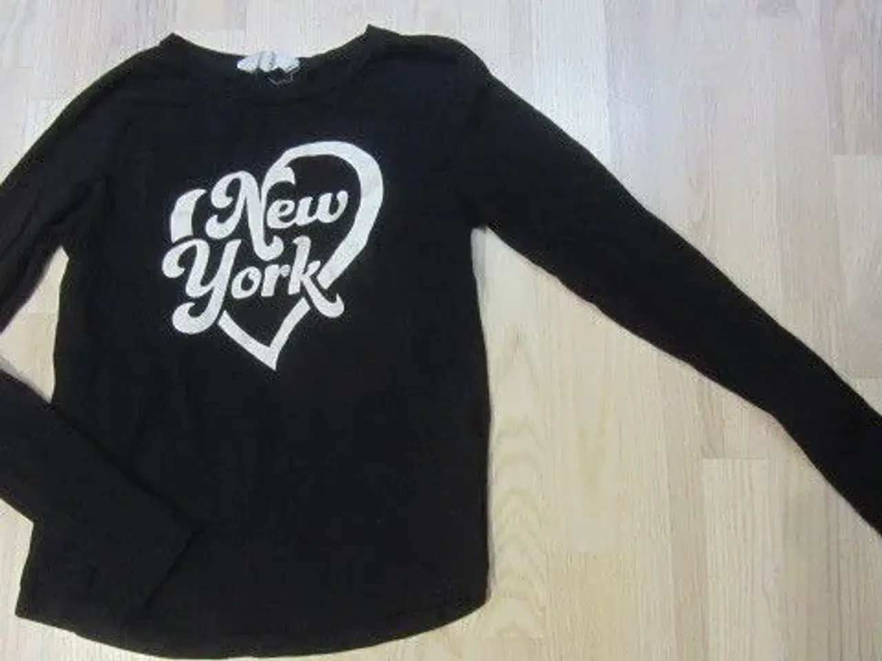 Billede 1 - Str. 158/164, sort elastisk bluse m. glimmertryk