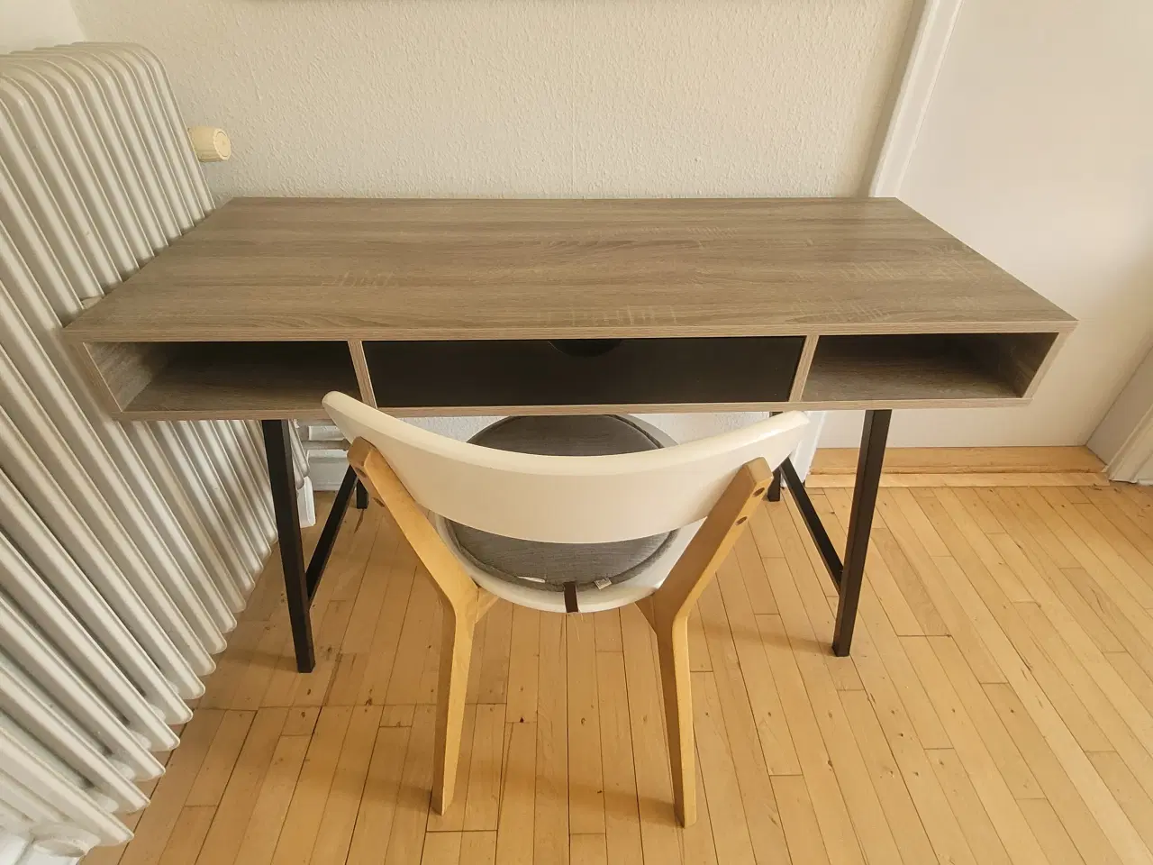 Billede 3 - Skrivebord + stol 295 kr.