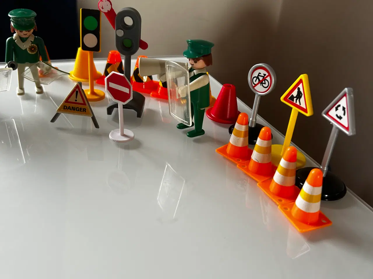 Billede 2 - Playmobil vej skilte med figurer
