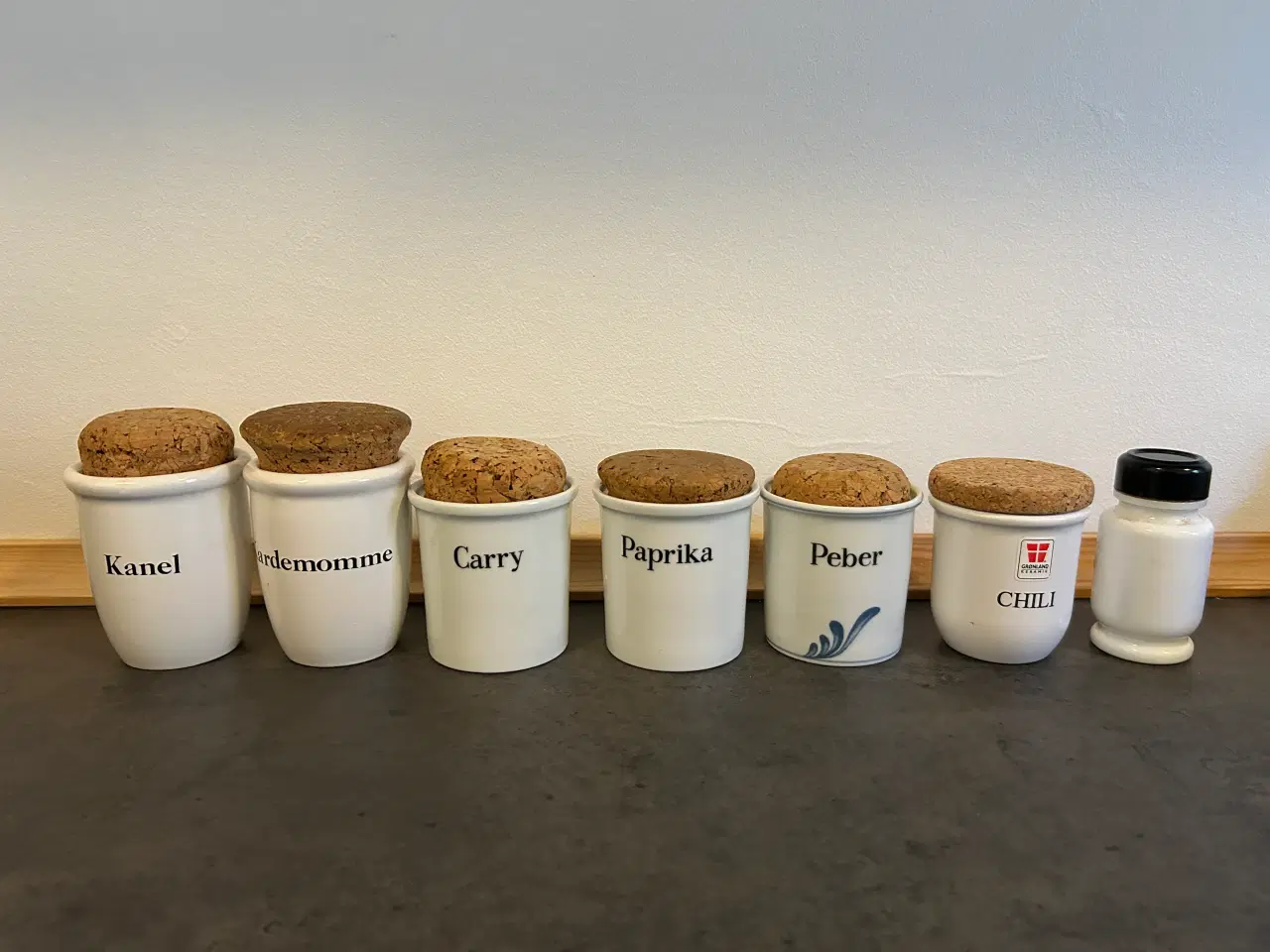 Billede 2 - Assorterede krydderikrukker af porcelæn