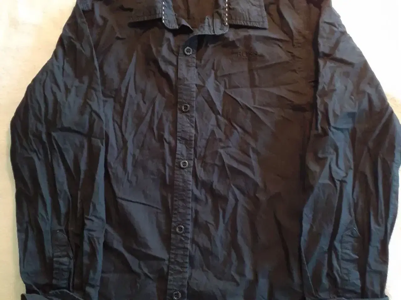 Billede 1 - Skjorte, str. 140, sort, mrk.  Boss, kr. 25,00.