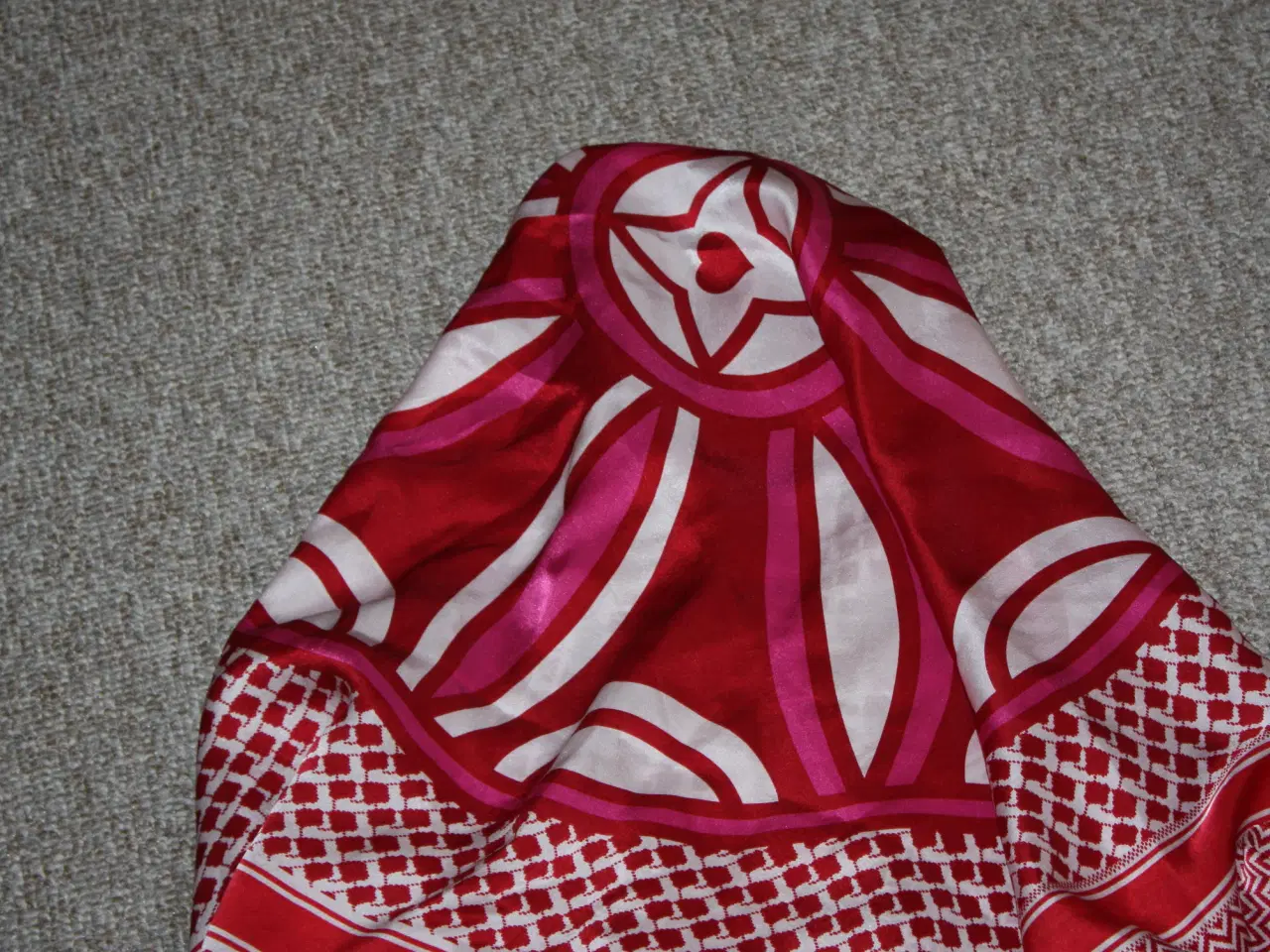 Billede 2 - Charlotte Sparre vintage silke tørklæde 100% silk 