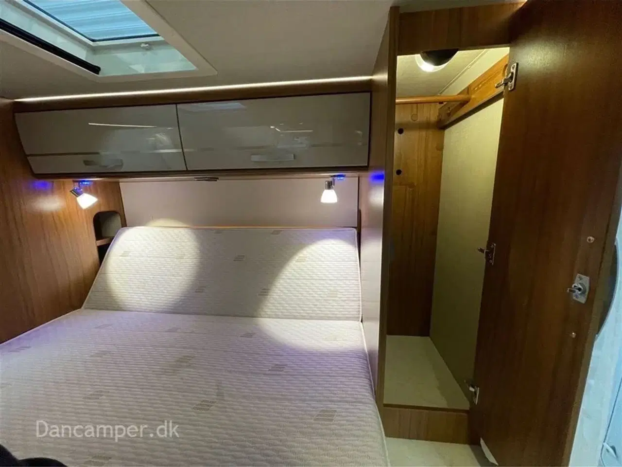 Billede 33 - 2020 - Hymer Tramp CL 698   Fiat Hymer T 698 CL QB, interiør med look af kirsebærtræ, flot, 150 Hk og automatgear. Kun kørt 9.700 km