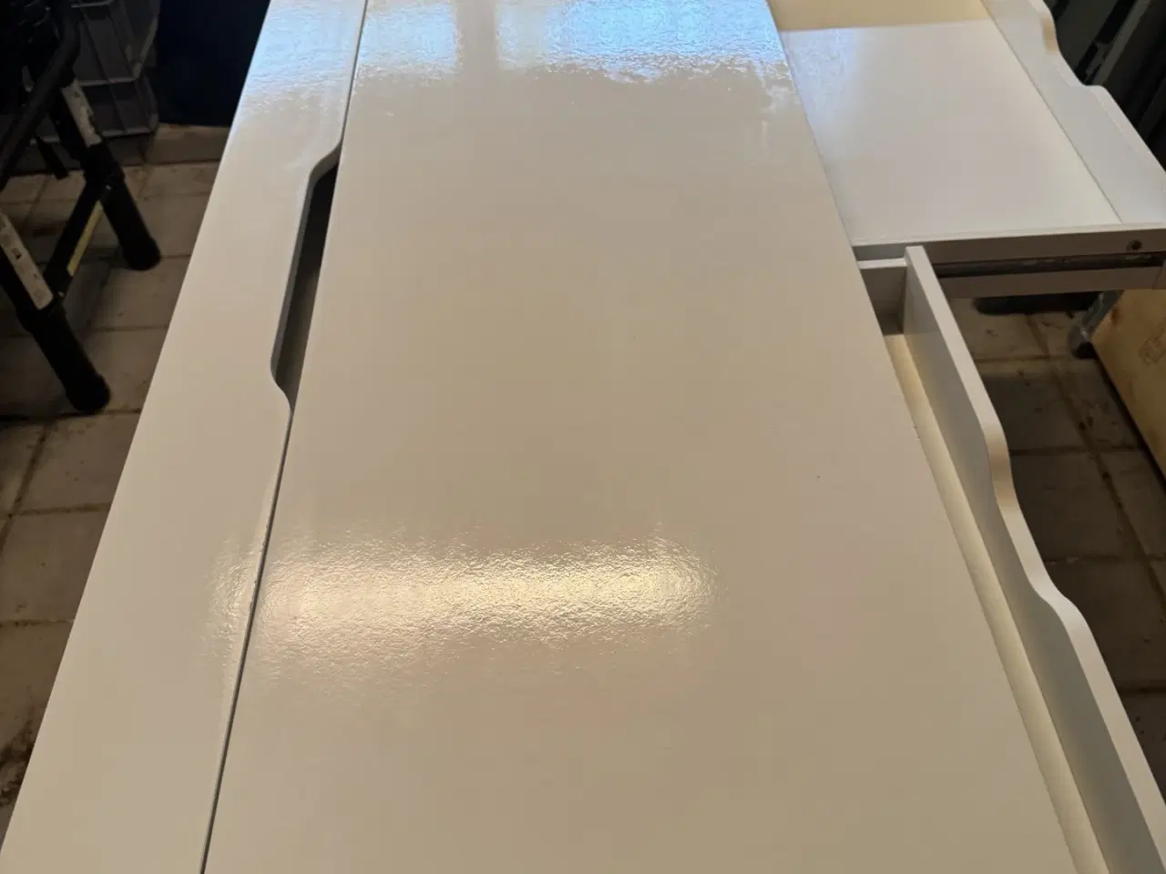 Billede 2 - Skrivebord med skuffer og kabelskjuler