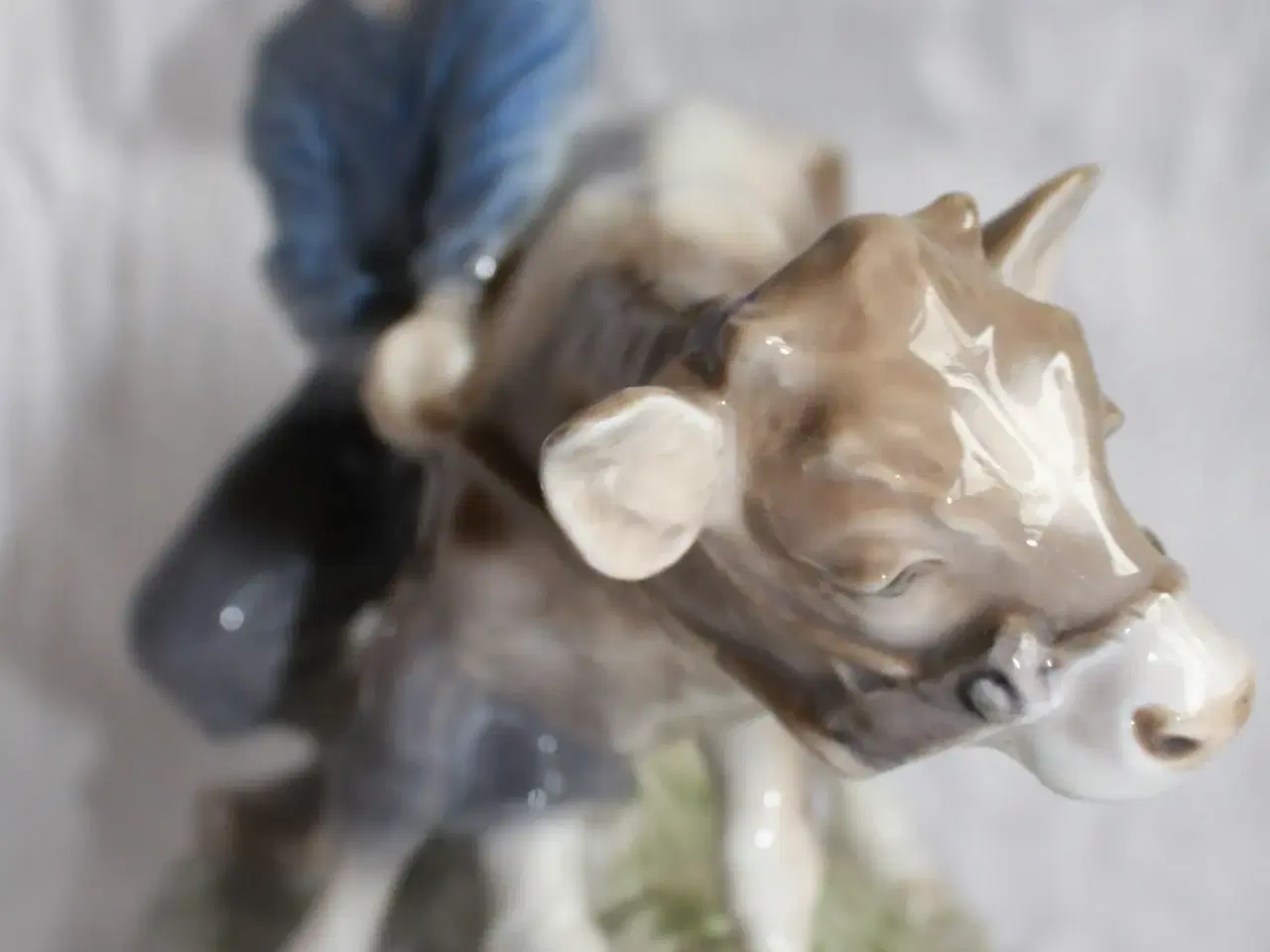 Billede 8 - Dreng med kalv, figur fra Royal Copenhagen