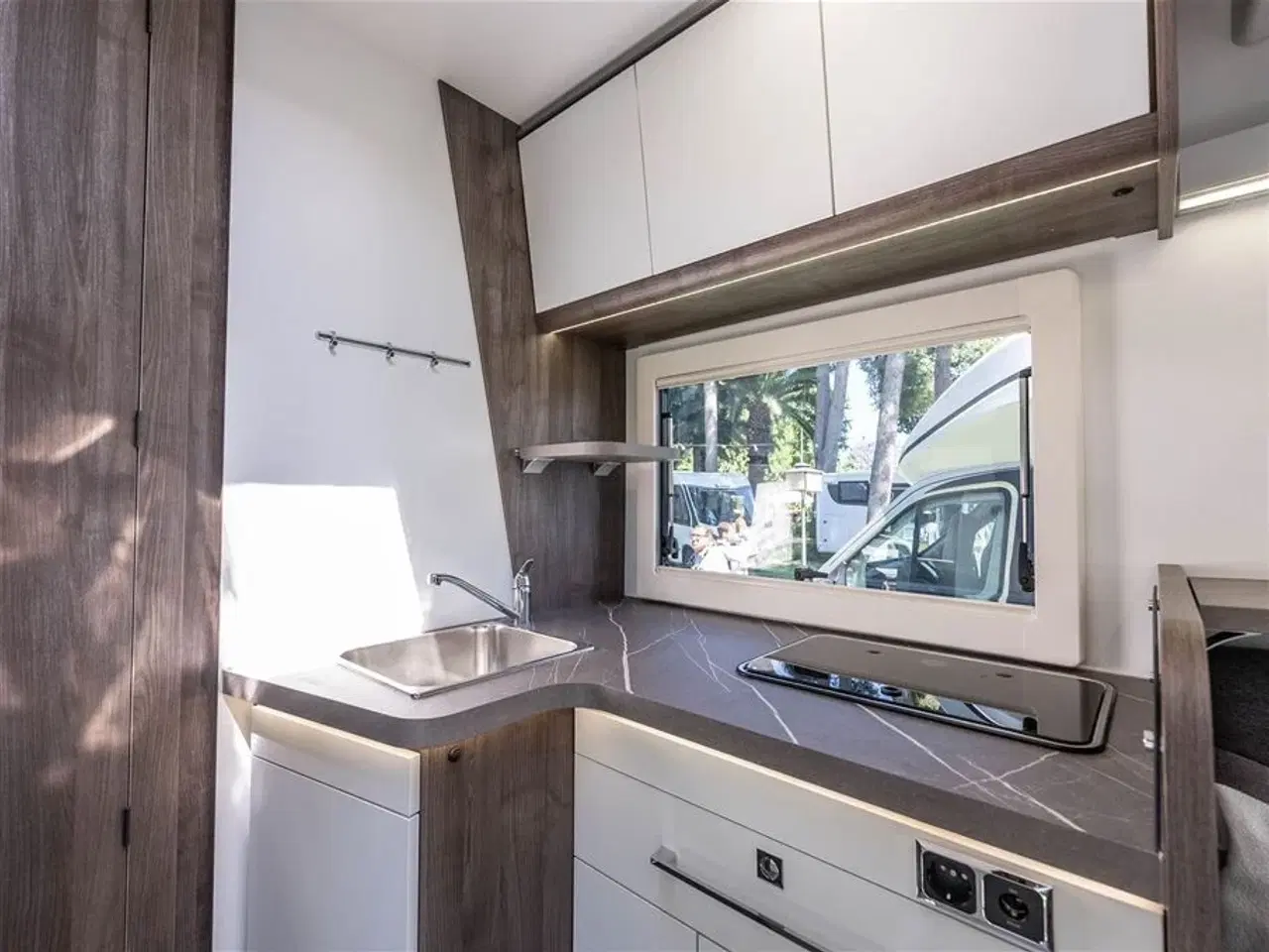 Billede 13 - 2025 - Benimar Tessoro 488 SELECT   Rummelig camper med face-to-face siddegruppe