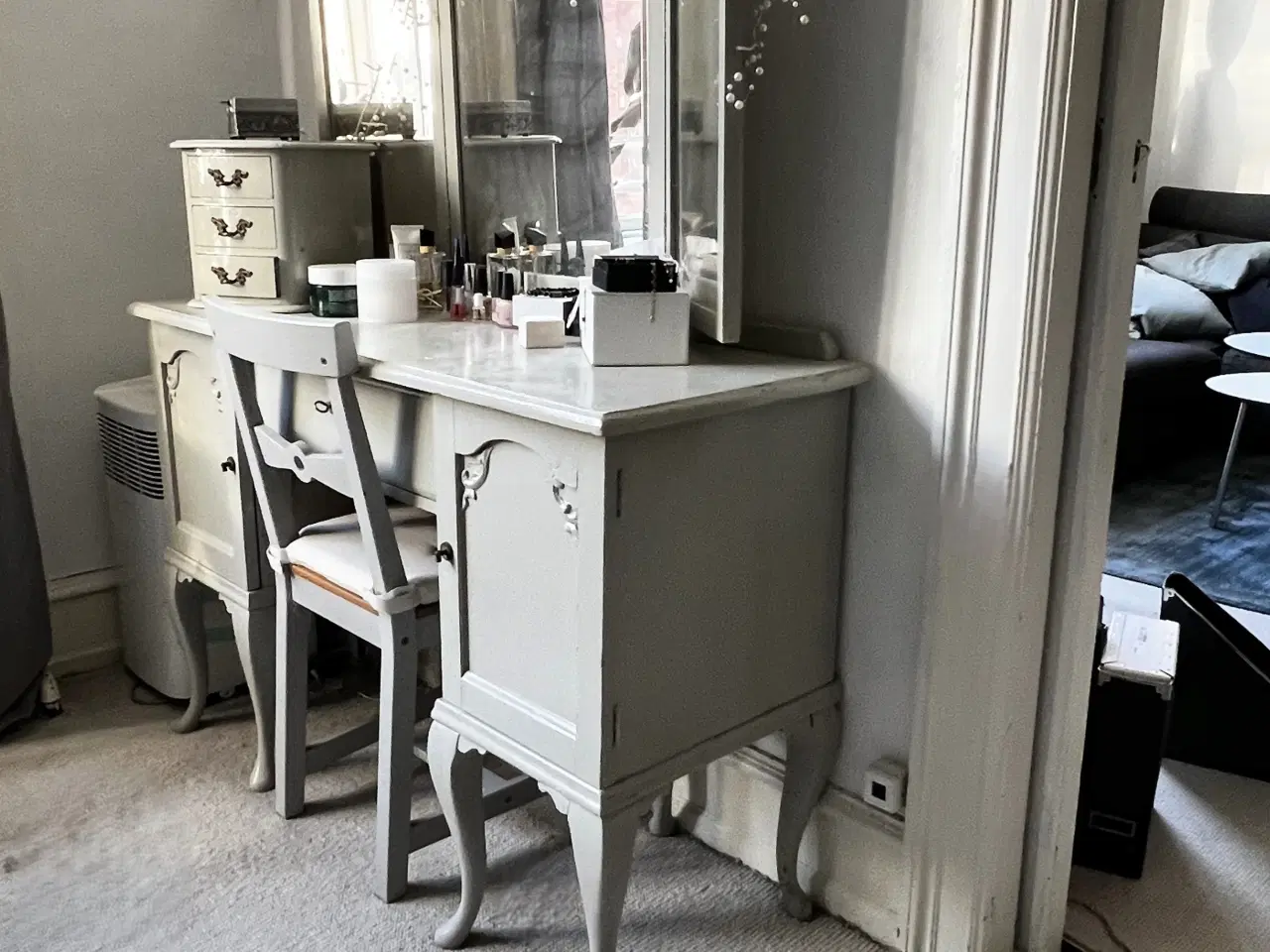 Billede 2 - Toiletbord med stol og skuffe, grå