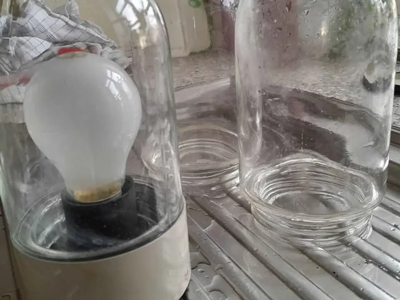 Billede 1 - 2 gamle glas til staldlamper, og en komplet
