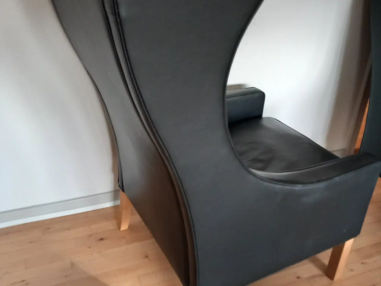 Billede 3 - To øreklapstole og fodskammel