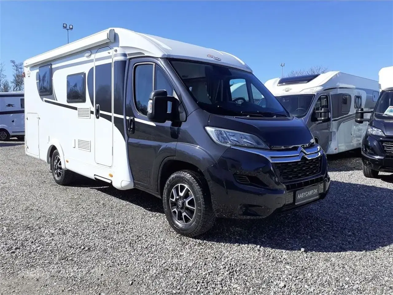 Billede 1 - 2020 - Carado V339 Europa Edition   Markise. batteri.elektrisk indgangstrin.cykelstativ.helårsdæk.Queensbed.Fyldegas tank.