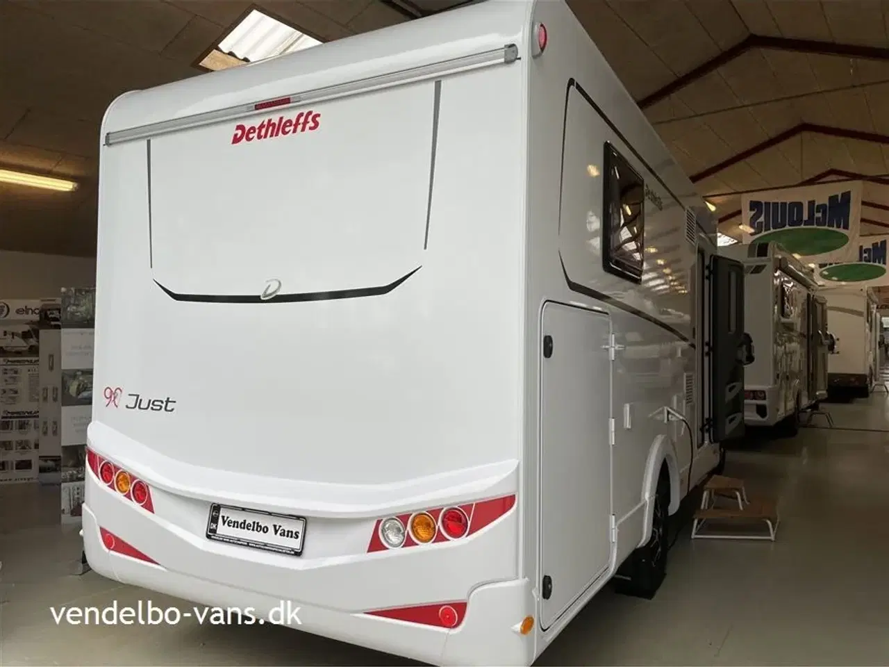 Billede 2 - 2023 - Dethleffs Just T 7052 DBM - 90 Year   Fritstående dobbeltseng med ekstra  stor garage neden under